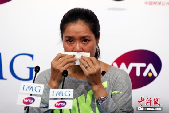 9月21日，李娜在北京召開退役發(fā)布會。圖為李娜在發(fā)布會上落淚。中新社發(fā) 韓海丹 攝