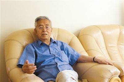 楊維駿 歷任云南省政協(xié)副主席等職。89歲高齡的楊維駿為12名失地農(nóng)民代表開道，到云南省政協(xié)反映問題。