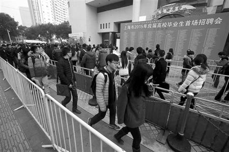 昨天的應(yīng)屆生招聘會,舉辦方上海國際展覽中心配備了足夠的警力、安保和工作人員，整個排隊隊伍被分割成數(shù)段
