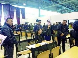 　首批中央和國家機關(guān)公車第三場拍賣現(xiàn)場。賈悅/攝