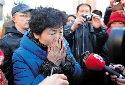 2月9日，呼格吉勒圖的母親尚愛云在旁聽趙志紅案后，接受媒體采訪時落淚。新華社記者 任軍川 攝