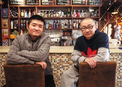 　14日，西安交通大學路66號公路咖啡館，苗阜（左）、王聲（右）兩位青年相聲演員今年將第一次登上春晚