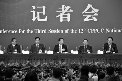 昨日，政協(xié)十二屆三次會議舉行記者會，五位嘉賓回答中外記者提問。京華時(shí)報(bào)記者王海欣攝