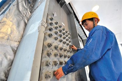 工人在內(nèi)部安裝鋼結(jié)構(gòu)。