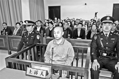 4月14日，趙志紅（前中）在庭審現(xiàn)場(chǎng) 供圖/新華社