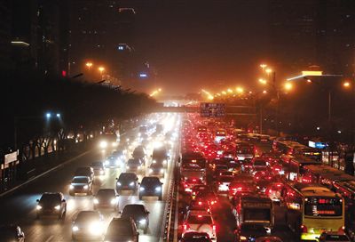 昨晚，因沙塵暴導(dǎo)致能見度低，長安街嚴(yán)重堵車。