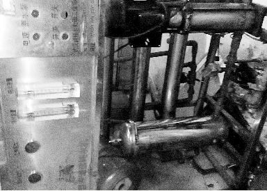 漢陽某無證水廠使用的破舊設(shè)備。