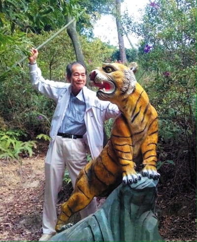 2015年1月10日，區(qū)少坤到廣東肇慶九龍湖游玩，拍攝打虎圖。
