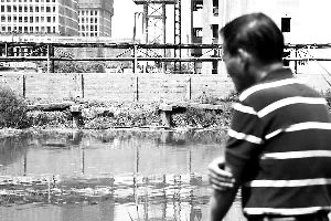 2015年6月5日，上海的古御界橋只剩橋墩和兩塊橋面。