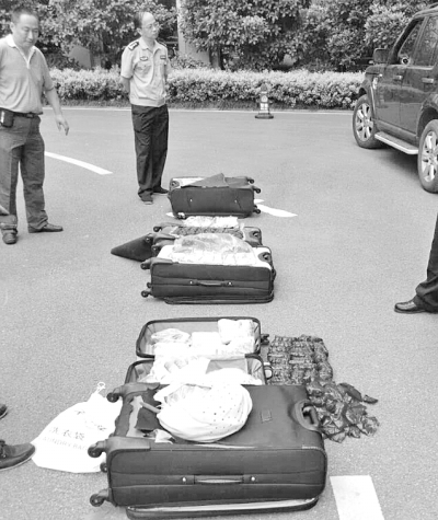 圖為民警搜出的毒品。