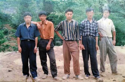 一次外出打工前，田仁信（中）與村里的伙伴合影。田仁信親屬供圖