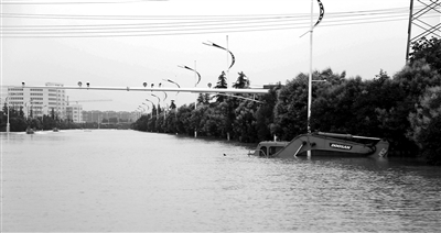 6月28日，南京暴雨致云臺(tái)山河漫堤，祿口機(jī)場(chǎng)高速雙向封閉 供圖/CFP