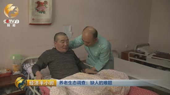 每天凌晨5點多，老姜就起床。幫老人挨個洗臉，口腔護理，換尿墊，擦身。