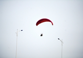 10月25日下午，動(dòng)力傘從一對(duì)路燈上空飛過