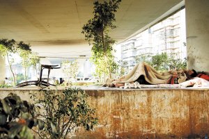 流浪者棲身城市高架橋下 生存無(wú)尊嚴(yán)隨時(shí)等死 流浪者棲身城市高架橋下 生存無(wú)尊嚴(yán)隨時(shí)等死