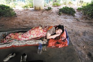 流浪者棲身城市高架橋下 生存無(wú)尊嚴(yán)隨時(shí)等死 流浪者棲身城市高架橋下 生存無(wú)尊嚴(yán)隨時(shí)等死