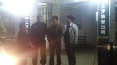 王強被抓獲歸案,右二為犯罪嫌疑人。