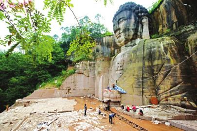 佛像雕刻現(xiàn)場。