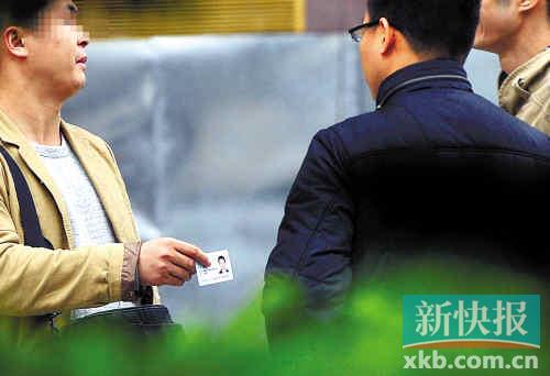 在進(jìn)行了近半個(gè)月暗訪調(diào)查中，有證販子告訴記者稱，二代身份證買賣已形成產(chǎn)業(yè)鏈，不僅貨源穩(wěn)定，生意也是相當(dāng)紅火?！稣褟V場(chǎng)附近，一名男子正向記者兜售二代身份證。