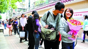 2011年11月11日，越秀區(qū)民政局，登記結(jié)婚的隊(duì)伍排了足有一百米長(zhǎng)（資料圖片）。　記者黃澄鋒攝