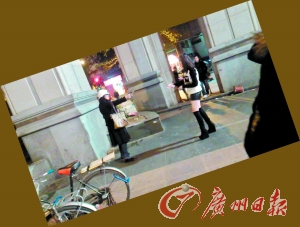 黑衣女拿著剪刀指著“保時捷女孩”。