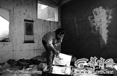 　西安市解放路與東大街十字西北角的一棟待拆遷的樓房中，陳露山整理自己每天看的報(bào)紙