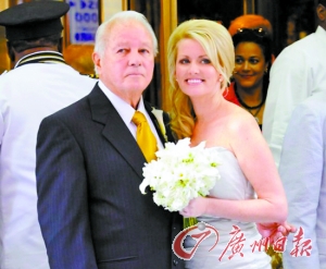 二00一年，埃德文和特里娜舉行婚禮。