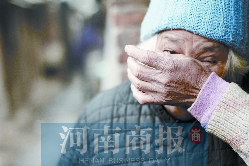 鄭州一老太走過(guò)菜市場(chǎng) 送給閨女的6只凍雞不翼而飛 鄭州一老太走過(guò)菜市場(chǎng) 送給閨女的6只凍雞不翼而飛