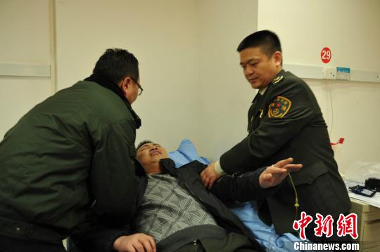 被“黑車”頂跑近5公里的執(zhí)法隊(duì)員周應(yīng)鑄被送至醫(yī)院急救?！￠Z成全　攝