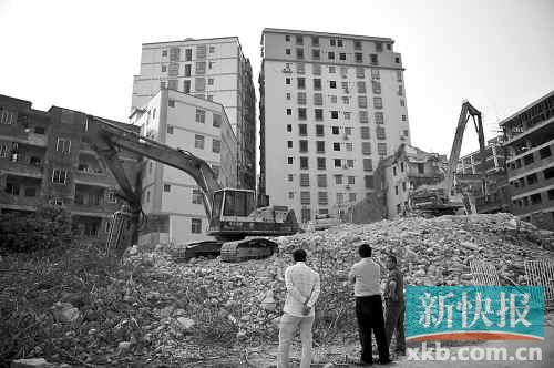 在無數(shù)次專項(xiàng)行動(dòng)和強(qiáng)拆風(fēng)暴的背后，是衍生出的各色潛規(guī)則。