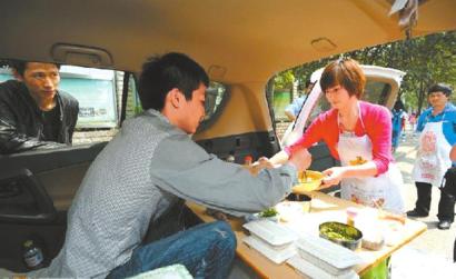 四川宜賓：大學(xué)生情侶開(kāi)越野賣涼面引熱議