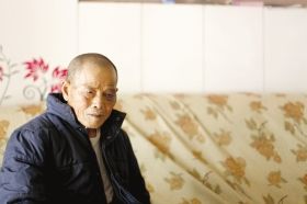 4月15日，劉爹爹的一只眼睛上有明顯的淤青。