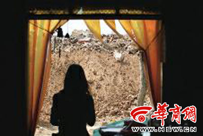 學(xué)校旁的小賣部老板李女士看著店門口的建筑垃圾很頭疼 本報記者董國梁攝 學(xué)校旁的小賣部老板李女士看著店門口的建筑垃圾很頭疼 本報記者董國梁攝