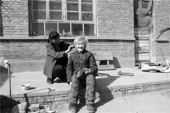 農(nóng)婦帶瘋婆婆改嫁盡孝道 稱(chēng)老太高興比什么都強(qiáng)