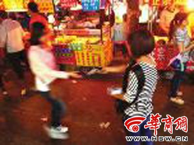 保潔員下跪磕頭阻止散發(fā)小廣告 對(duì)方無(wú)動(dòng)于衷