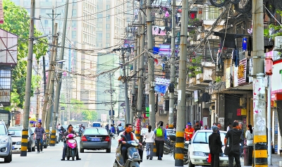 武漢一段700米車道豎50根電線桿成"電桿長廊" 武漢一段700米車道豎50根電線桿成"電桿長廊"