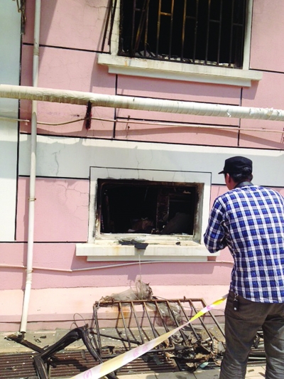 窗戶被燒得面目全非。