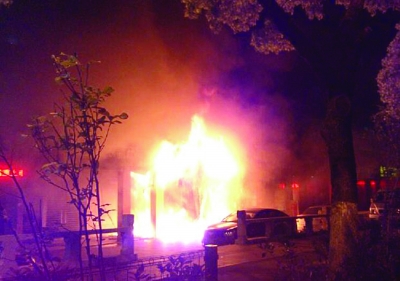 現(xiàn)場火勢很大。網(wǎng)友供圖（請聯(lián)系本報領(lǐng)取稿酬）