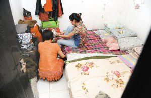 在米家崖一民房?jī)?nèi)，母親蹲在地上幫身陷傳銷的女兒穿鞋，但遭到女兒拒絕