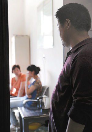 妻子在房?jī)?nèi)勸說(shuō)女兒時(shí)，楊師傅守在門外