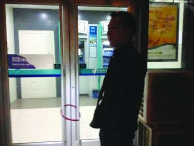 夏先生拿防盜鎖鎖了銀行門。