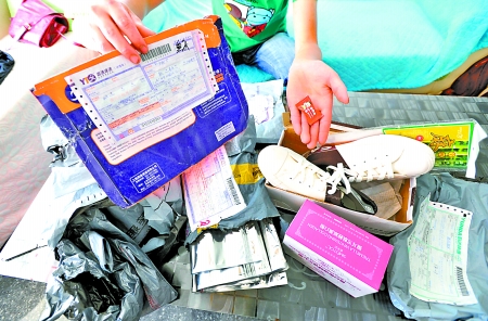 昨日,沙坪壩區(qū)遠(yuǎn)祖橋,彭小姐這幾天收到的一堆包裹。記者吳珊攝