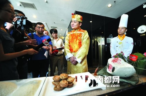 太原飯店推出松露鮑魚(yú)粽售9999 已被預(yù)定15個(gè) 太原飯店推出松露鮑魚(yú)粽售9999 已被預(yù)定15個(gè)