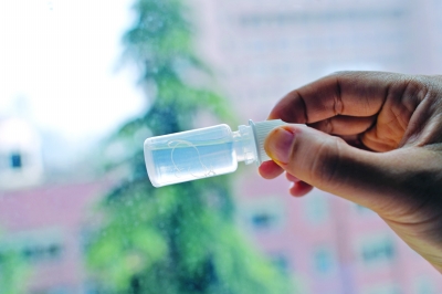 女童眼里取出的線蟲。吳葉青 攝