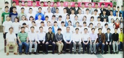 個(gè)不同班級(jí)的畢業(yè)照，前排除了最左邊一位老師外，完全一致。