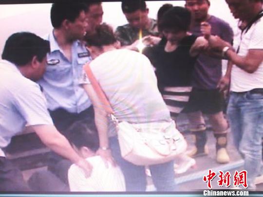 宗德宇緩緩靠近跳樓女子?！O程　攝