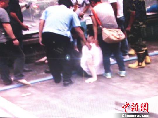 宗德宇緩緩靠近跳樓女子。　孫程　攝