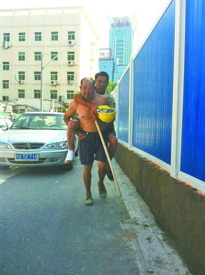 “謝謝，我們身上灰多，怕把車弄臟了”