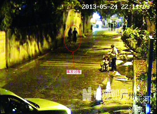 監(jiān)控視頻中（紅圈處），男子尾隨女學生試圖進行猥褻。通訊員供圖