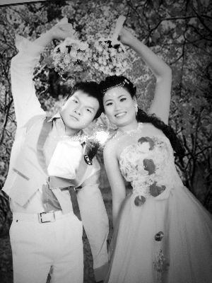 結(jié)婚照中的阿妮笑容燦爛，現(xiàn)實中，這對“跨國速成夫妻”還處在并不愉快的磨合過程中 本版均為資料圖片